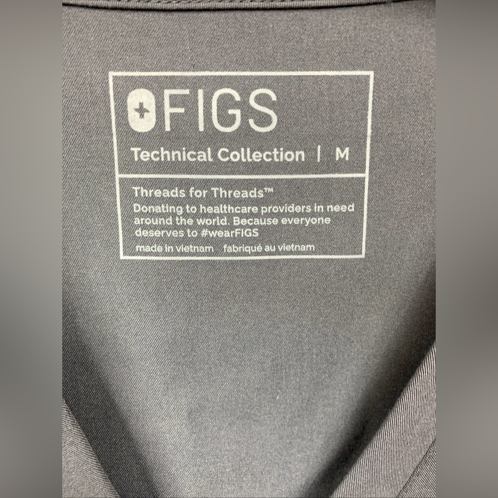 FIGS Technical Collection Women’s Scrub Catarina Top Gray 2 Pockets Medium - Picture 3 of 7